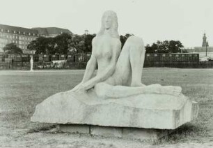Sitzende : Sitzende. Sandstein (um 1975; H. Bonk). Dresden-Altstadt, Plastikgarten Leningrader Straße (St. Petersburger Straße)