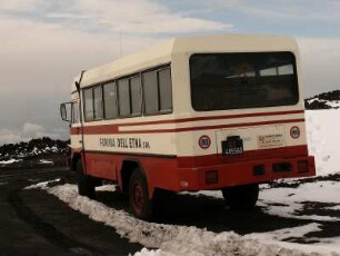 Ätna - aktiver Vulkan : Aus dem 3340 m hohen Krater steigen ständig Gaswolken auf. Bild: ein geländegängiger Bus befördert Touristen zum Gipfel. Aufgenommen im November 2007. Foto: Uwe Gerig