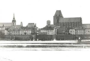 Torun. Teilansicht der Weichselfront mit evangelischer Pfarrkirche, Marienkirche, Rathaus und Johanniskirche hinter Stadtmauer mit Fährtor (Brama Zeglarska)