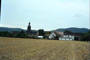 Teilansicht des Ortes, Häuser und Kirche