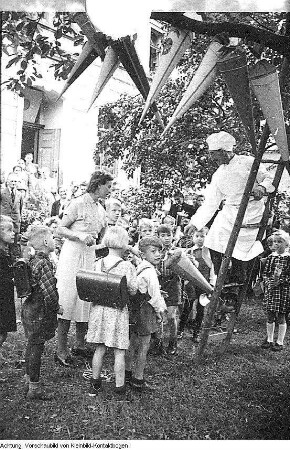 Radeburg, Berbisdorf, Hauptstraße 26. Berbisdorfer Schule (POS Berbisdorf), u.a. Einschulung, Zuckertüte, Zuckertütenbaum, 1952