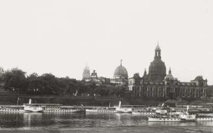 Dresden, Blick vom Neustädter Ufer über die Elbe mit Dampfern zum Terrassenufer und Brühlscher Terrasse : Elbdampfer vor der Brühlschen Terrasse