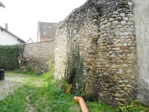 Kirchhof im Norden-Kirchhofmauer im Querschnitt (Abbruchkante am Hausanbau) mit Werksteinen im Mauersteinverband (Wehrgang mit Steinbrüstung abgetragen)