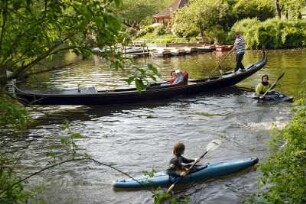 Die Außenalster ist der größere, nördliche Teil des Alstersees. Sie wird von der Alster im Norden sowie der Osterbek und Wandse im Osten gespeist. Sie fließt im Süden in die Binnenalster ab. Es gibt viele Kanäle, Fleete, und Gastronomie, die von Einheimischen und Touristen fürdiverse Vergnügungen genutzt werden