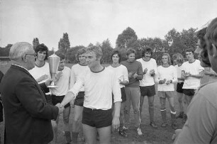Fußballspiel der Karlsruher Oberschulen um den vom Badischen Fußballverband im Jahr 1966 gestifteten Wanderpokal