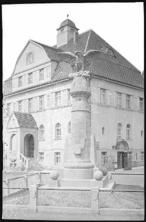 Dommitzsch. Rathaus mit Kriegerdenkmal
