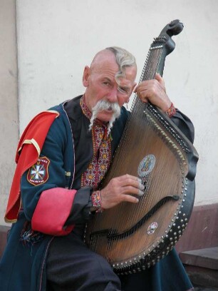 als Tatare verkleideter Straßenmusiker am Hauptmarkt