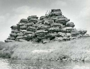 Hamburg. Militärfahrzeuge aus dem 2. Weltkrieg warten im Freihafen auf ihre Verschrottung.