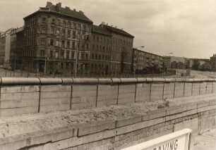 Alte und neue Grenzmauer am Bethaniendamm
