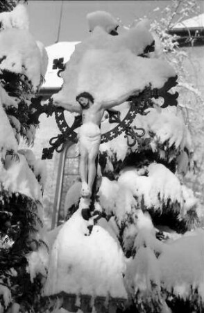 Freiburg, Günterstal: Friedhof Günterstal im Schnee, verschneites kleines Kruzifix