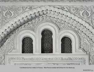 Wandgestaltung mit Lambrequinbogen und drei Maschrabiyya-Fenstergittern