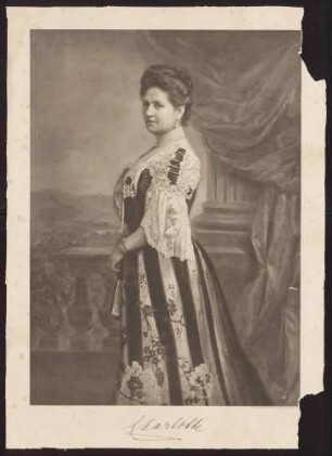 Königin Charlotte von Württemberg mit Halsschmuck auf einer Terasse stehend, Brustbild in Halbprofil