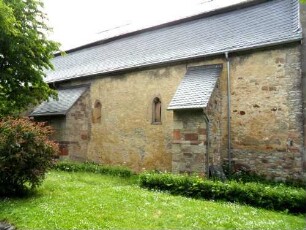 Niederelsungen-Langhaus über Traufseite Nord mit Strebepfeilern und romanischen Fenstern