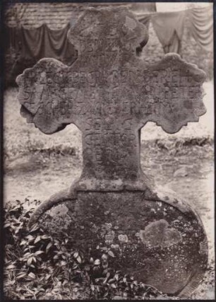 alter Friedhof. Grabkreuz des Gemeinsmann Peter Bescher +1730