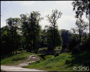 Potsdam, Park Babelsberg, Blick über den Uferweg auf die Wilhemsbrücke.