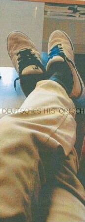 Auf einen Tisch hochgelegte Beine (Altersgruppe 14-17)