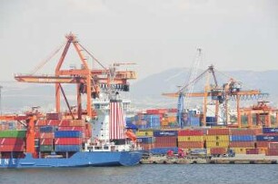 Izmir - Containerhafen : Das Hafengelände, aufgenommen in Izmir am 29. Juni 2010