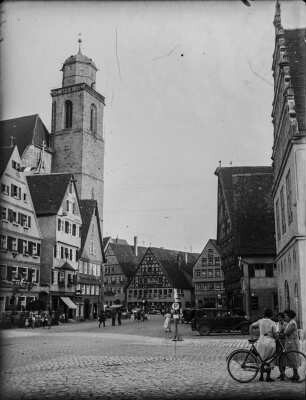 Stadt : Blick durch eine Stadt, links Kirche