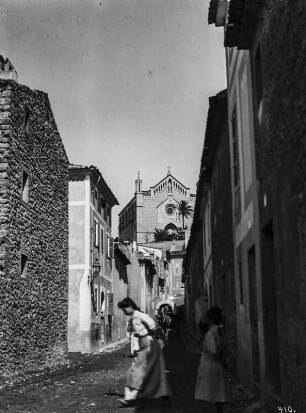 In Artà : Straße mit Blick auf die Kirche in Artà