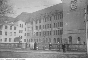 Dresden, Cotta, 34. Bezirksschule, sogenannte Rübezahlschule (ab 1959 34. POS Dresden): Schulgebäude: kriegszerstört, als Ruine und nach dem Wiederaufbau 1950. Im Gebäude wurde die erste Frauendienststelle eingerichtet, April 1950