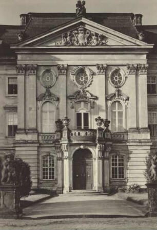Radmeritz (heute: Radomierzyce), Schloss Joachimstein (Pałac Radomierzyce), Mittelrisalit mit Portal