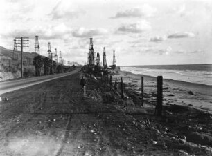 Ventura Oil Field : Erdölfördertürme am Meer