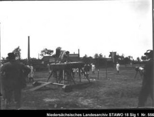 Turnfest der Turnvereine in Wolfenbüttel Enthält: Turner am Bock, Zuschauer