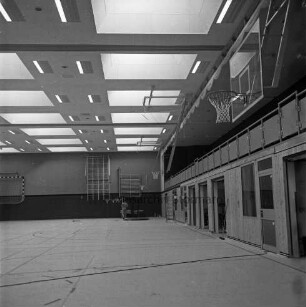 Sporteinrichtungen: Sporthalle: Barsbütteler Weg: Neubau vor Fertigstellung: Innenansicht: rechts unten Geräte- und Umkleideräume: darüber Tribüne für Zuschauer: vorn rechts oben Basketballkorb: hinten an der Wand Sportgeräte: davor Mann