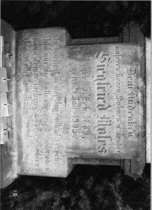 Grabstein 34 (Index: 100086666) Material: Marmor mit schwarzer Platte Zustand: Sockel verwittert Maße HxBxT: 159x50x22 cm Beschreibung: Obelisk, getreppter Sockel, Schrifttafel rechteckig: Grabstein 34A