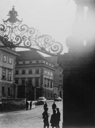 Blick vom Eingang zum Burghof über den Hradschiner Platz zum Palais Schwarzenberg
