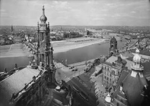 Dresden-Altstadt. Blick vom Schloßturm über Schloßplatz mit Hofkirche (1739/1755, G. Chiaveri), Georgenbau und Ständehaus sowie über die Elbe mit Augustusbrücke nach Nordosten