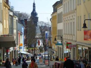 Hof - Geschäftsstraße : Blick durch eine Geschäftsstraße zur Lorenzkirche. Aufgenommen am 28. März 2012 in der Innenstadt von Hof