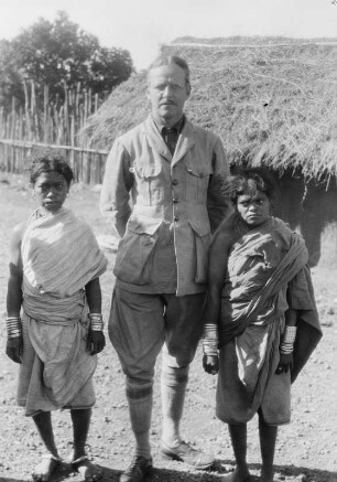 Egon von Eickstedt mit zwei Frauen (Deutsche Indien-Expedition 1926/1929)
