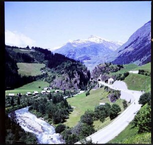 Airolo: Passstraße mit Blick talaufwärts zum Gotthardmassiv
