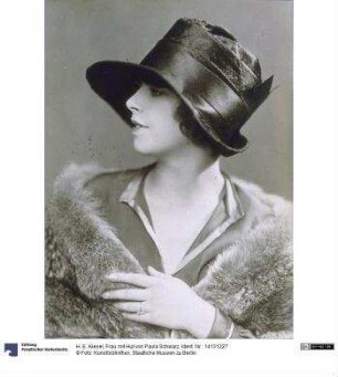 Frau mit Hut von Paula Schwarz