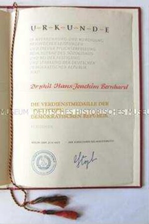 Verleihungsurkunde zur Verdienstmedaille der Deutschen Demokratischen Republik