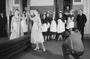 Modeaufnahmen, eine Frau im eleganten Kleid wird fotografiert, Fotograf: Roger Rössing (?)