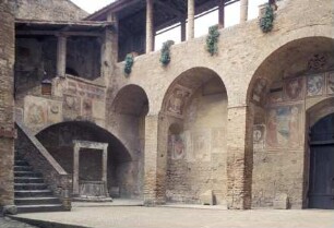Palazzo del Popolo & Palazzo Nuovo del Podestà & Palazzo Comunale — Innenhof