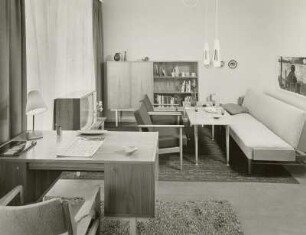 Couchtisch : Musterwohnzimmer für eine 3-Raum-Wohnung (1965; Zentrales Entwicklungsbüro Schkeuditz). Arbeitsplatz und Sitzgruppe