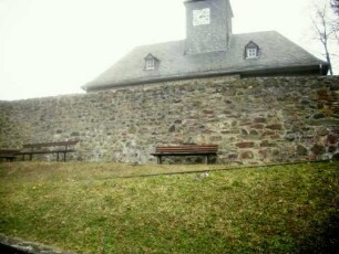 Eibach-Ansicht von Süden mit Kirche (im Kern Neubau 17 Jh) über Kirchhofmauer (Wehrgang mit Steinbrüstung im späten 18 Jh abgetragen)