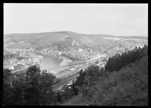 Blick auf Bahnhofsgelände, Mainspitze, Innenstadt und Burg Richtung Taubertal und alte Mainbrücke