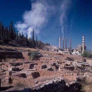 Eleusis. Wohnquartier zu Füßen der Akropolis mit moderner Industrie-Staffage
