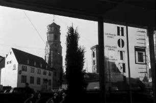 Stuttgart: Marktplatz und Stiftskirche mit U-Hotel im Vordergrund