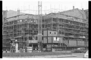 Kleinbildnegative: Eingerüstetes Mietshaus, Eisenacher- Ecke Hauptstraße, 1984