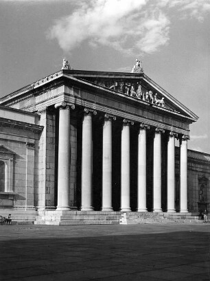 München, Königsplatz 3. Glyptothek (1816-1830; L. von Klenze). Mittelbau mit Säulenvorhalle
