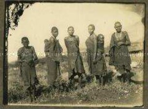 Erwachsene Afrikaner mit Kleinkindern