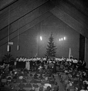 Weihnachtskonzert: Veranstalter Städtischer Musikkreis: Oldesloer Männerchor von 1844, Oldesloer Singakademie von 1946, Orchester und Bläsergruppe der Theodor-Mommsen-