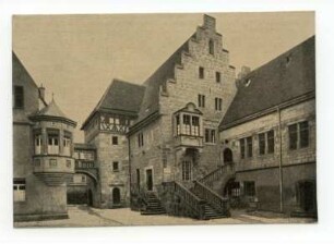 kleiner Deutschhof mit Freitreppe, Staffelgiebelhaus und Komturwappen-Erker