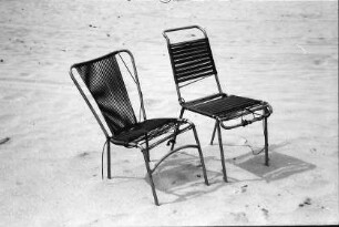 Mangalia: Zwei Stühle im Sand