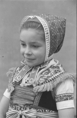 Schulmädchen in Schleifer Tracht. : Šulska holca w Slepjanskej drasće.